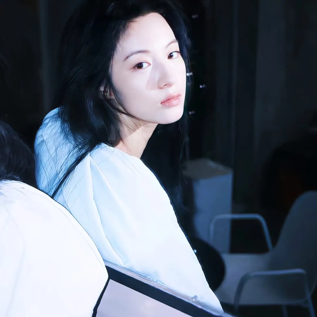 肚脐到膝盖之间